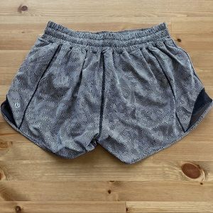 Lululemon Seawheeze 2020 White Black Hotty Hot Shorts 4" Size 6 W7BF2T